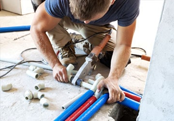 Professional plumber using plumbing tools and supplies in Orlando Florida